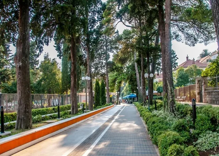 Feel Good - Two-bedroom With Terrace And Garden View Дубровник