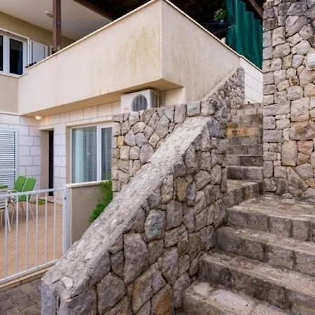 Feel Good - Two-bedroom With Terrace And Garden View Apartman